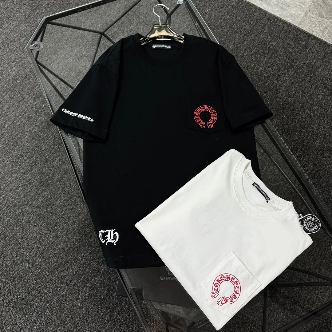 P170 Chrome Hearts 25 high-end versions. The fabric is made of 300 grams of high-density pure cotton. It does not deform or shrink. It has three labels. It is the same style for men and women. Technology: suede foaming + digital printing. Color: white, black. SIZE: S-XL.